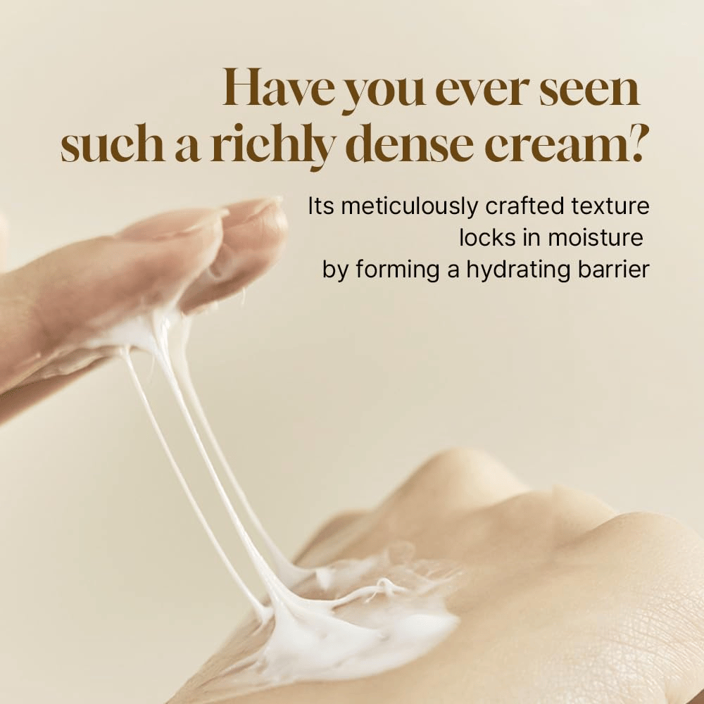 Consistência rica e densa de Salmon Caring Centella Cream que mostra como o creme forma uma barreira hidratante e retém a umidade na pele.