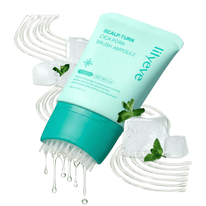 Imagem aproximada de LILYEVE Scalp:Turn Cica PDRN Brush Ampoule juntamente com cubos de gelo, hortelã e gotas de sérum. A imagem transmite uma sensação fresca e revigorante, ao mesmo tempo que destaca o aplicador de escova único.