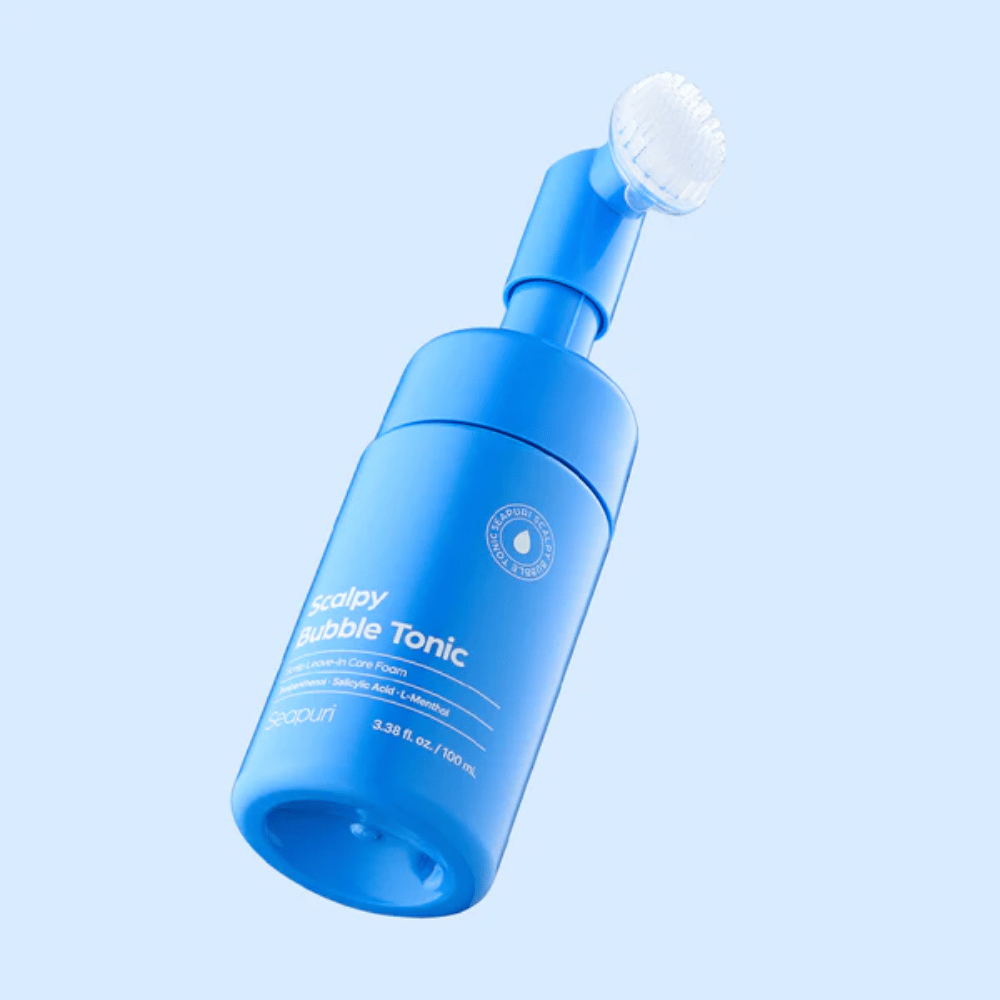 Imagem de produto elegante de Seapuri Scalpy Bubble Tonic sobre um fundo azul-claro que destaca o design moderno e a escova única para o cuidado do couro cabeludo.
