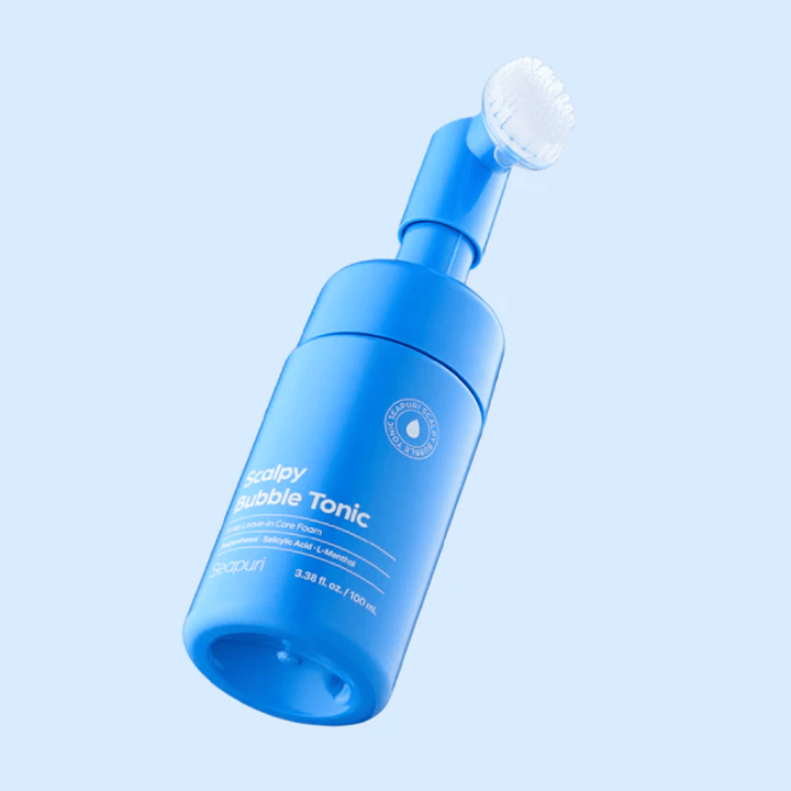 Imagem de produto elegante de Seapuri Scalpy Bubble Tonic sobre um fundo azul-claro que destaca o design moderno e a escova única para o cuidado do couro cabeludo.