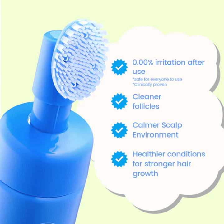 Grande plano da escova de silicone e das propriedades do produto, com foco numa utilização suave, folículos capilares mais limpos, couro cabeludo mais calmo e melhores condições para o crescimento do cabelo.