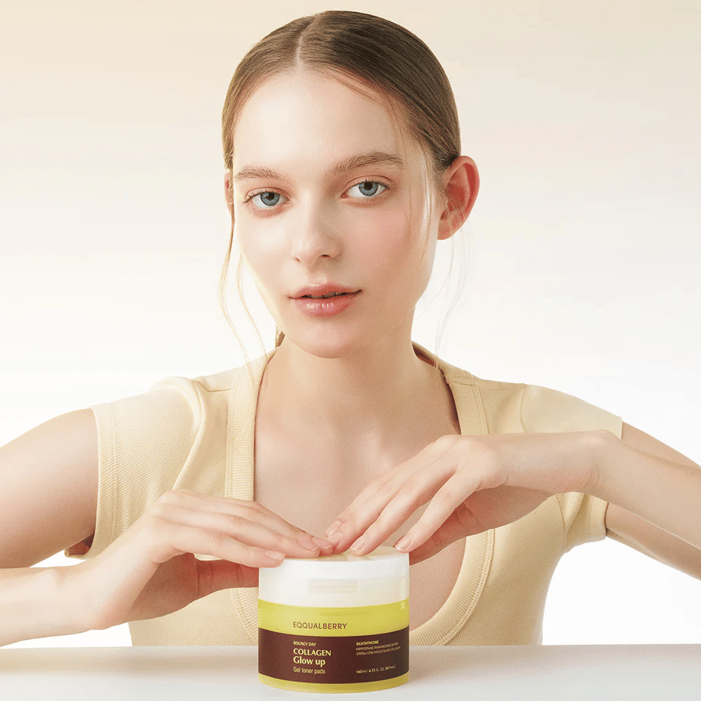 Modelo segurando Bouncy Day Collagen Glow up Gel Toner Pads, que hidrata e proporciona um belo brilho com colágeno de baixa molécula e glutationa.