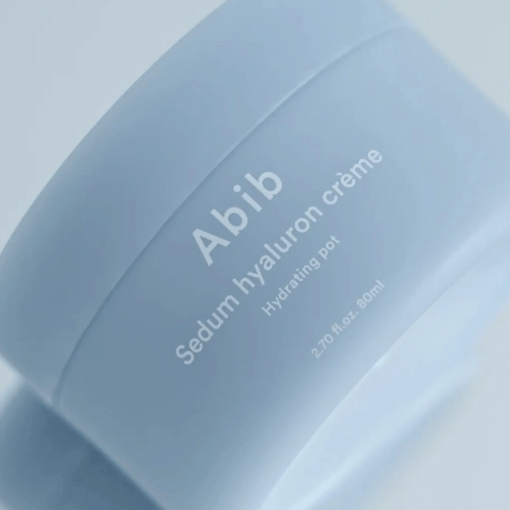 Close-up de Abib Sedum Hyaluron Crème Hydrating Pot 80 ml em um frasco azul claro com design minimalista contra fundo neutro.