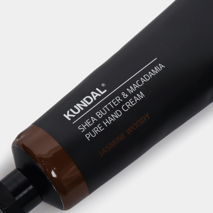 Close-up de KUNDAL Shea Butter & Macadamia Pure Hand Cream Jasmine Woody mostrando a embalagem elegante e a sensação premium do creme de mãos.