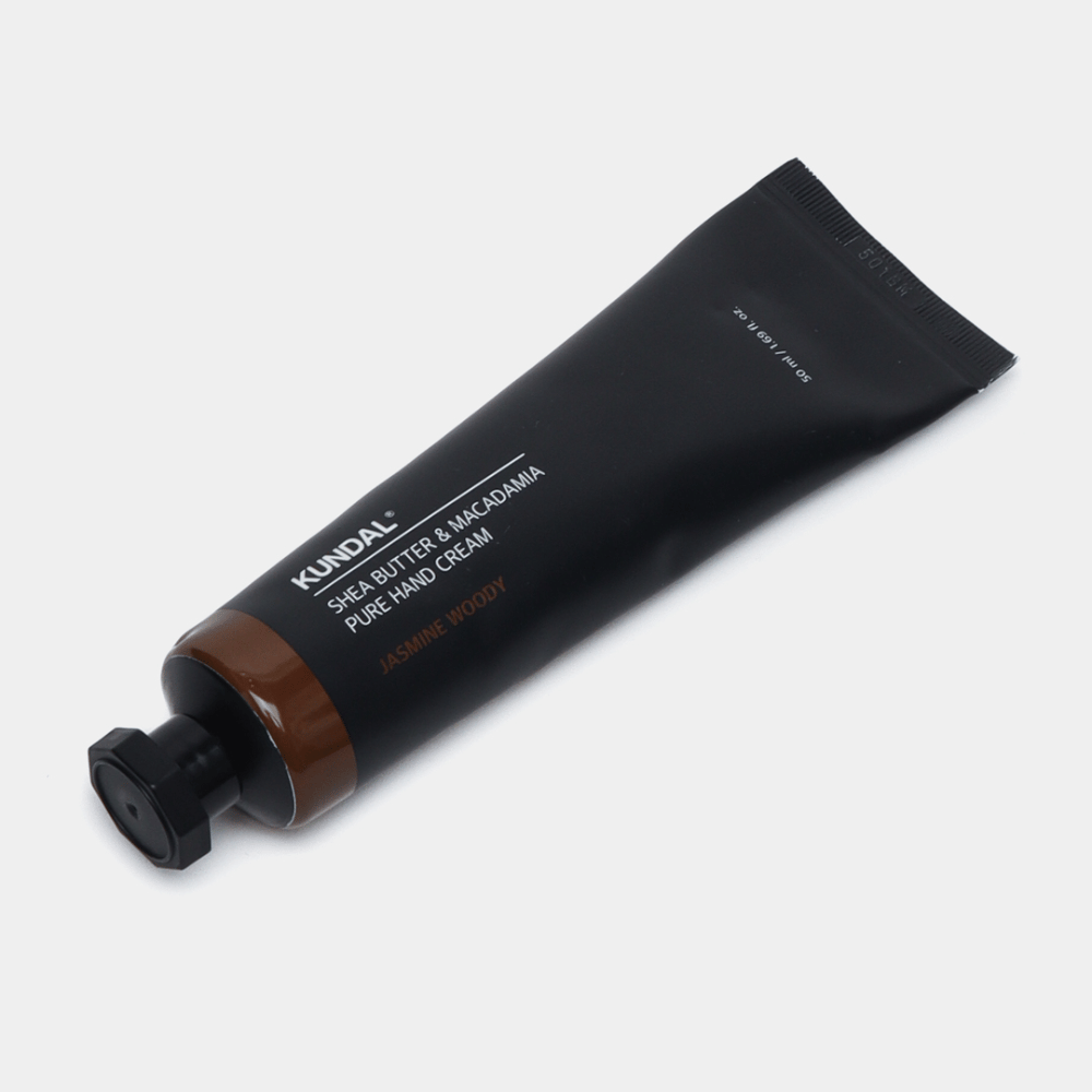 KUNDAL Shea Butter & Macadamia Pure Hand Cream Jasmine Woody – creme de mãos hidratante com manteiga de karité e óleo de macadâmia para mãos macias e uma fragrância floral quente.