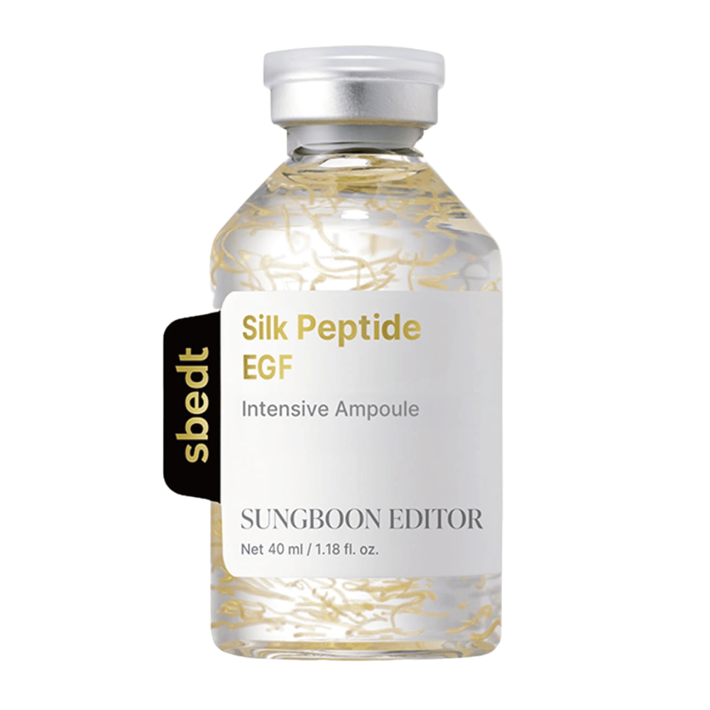 SUNGBOON EDITOR Silk Peptide EGF Intensive Ampoule é um sérum concentrado com extrato de seda, EGF, péptidos e ouro 24K que hidrata a pele e contribui para uma aparência mais firme, uniforme e radiante.