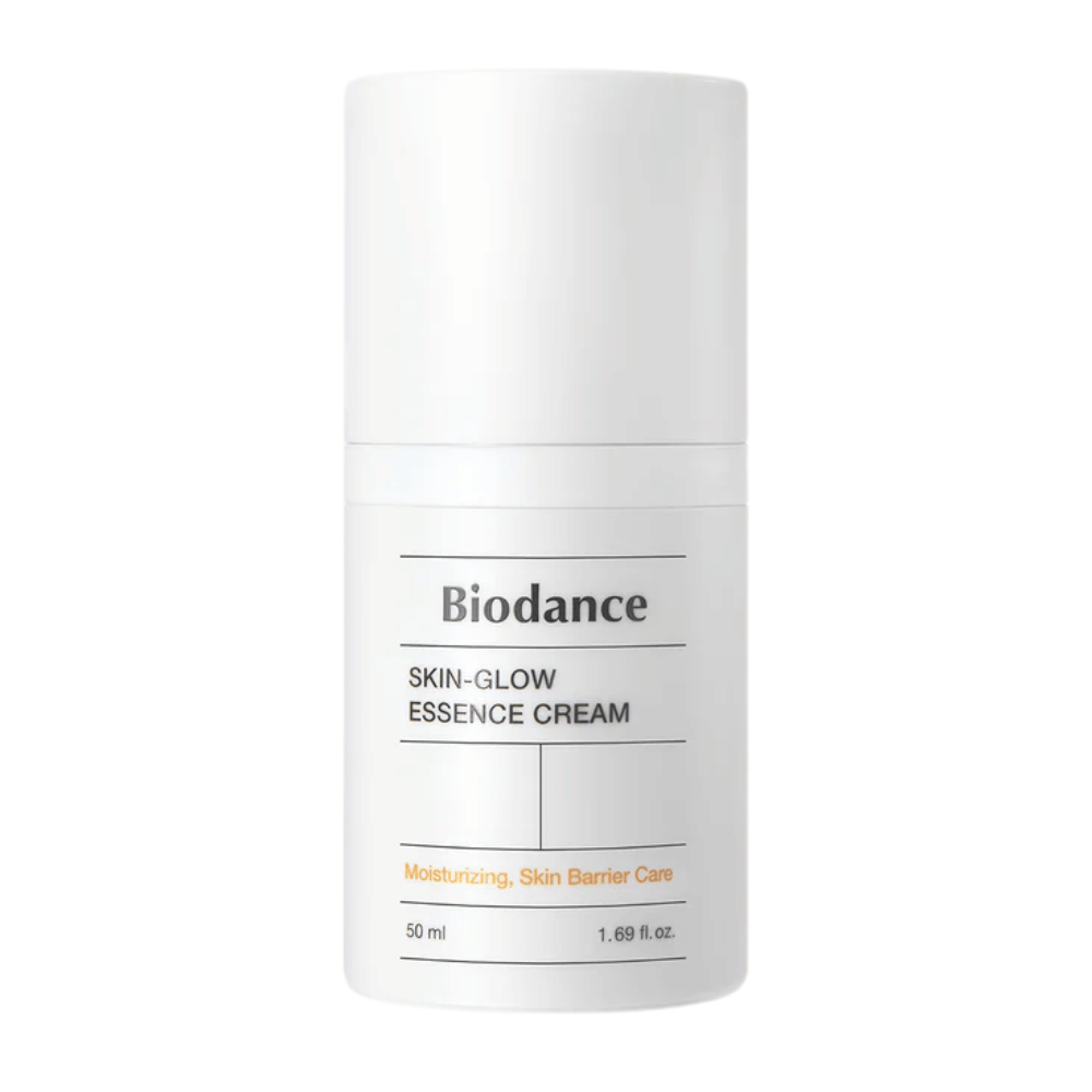 Imagem do produto de Biodance Skin-Glow Essence Cream em frasco de bomba branco com design minimalista. O texto na embalagem mostra que o creme oferece hidratação e fortalece a barreira da pele. Volume: 50 ml.
