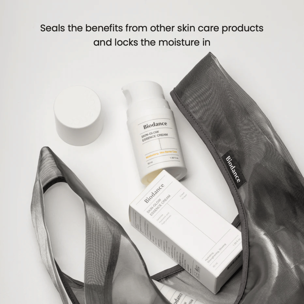 Biodance Skin-Glow Essence Cream em foco junto com a embalagem do produto e uma nécessaire preta translúcida, com texto acima que enfatiza a capacidade do creme de encapsular a umidade e aumentar o efeito de outros produtos de cuidados com a pele.