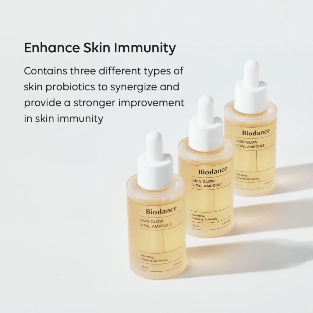 Três frascos de Biodance Skin Glow Vital Ampoule são exibidos com o texto 'Enhance Skin Immunity'. O produto contém três tipos diferentes de probióticos para a pele que fortalecem a imunidade da pele e melhoram sua proteção.