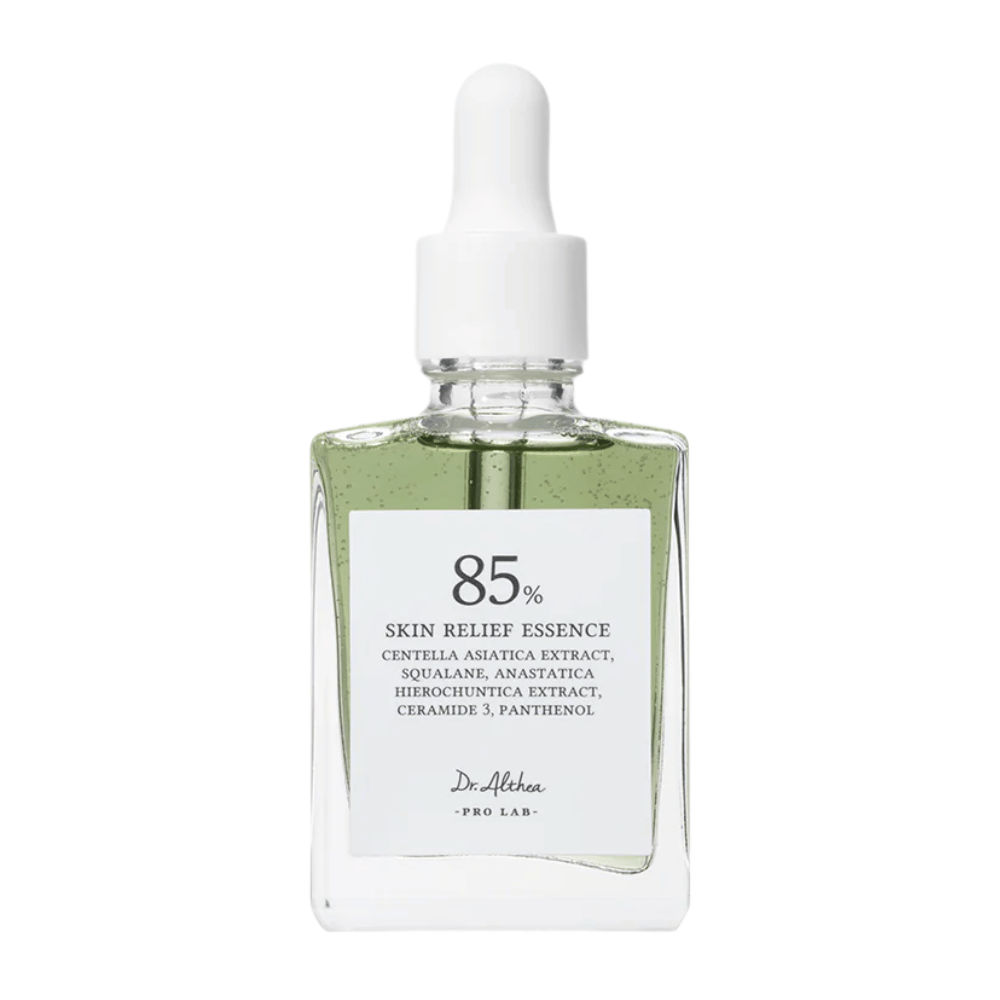 Dr. Althea 85% Skin Relief Essence em uma garrafa de vidro elegante com conta-gotas branco. Contém centella asiatica, ceramidas e pantenol para acalmar e restaurar a pele.