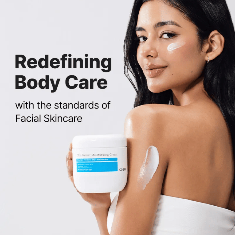 Mulher aplica COSRX Skin Barrier Moisturizing Cream – creme corporal hidratante inspirado no cuidado facial.
