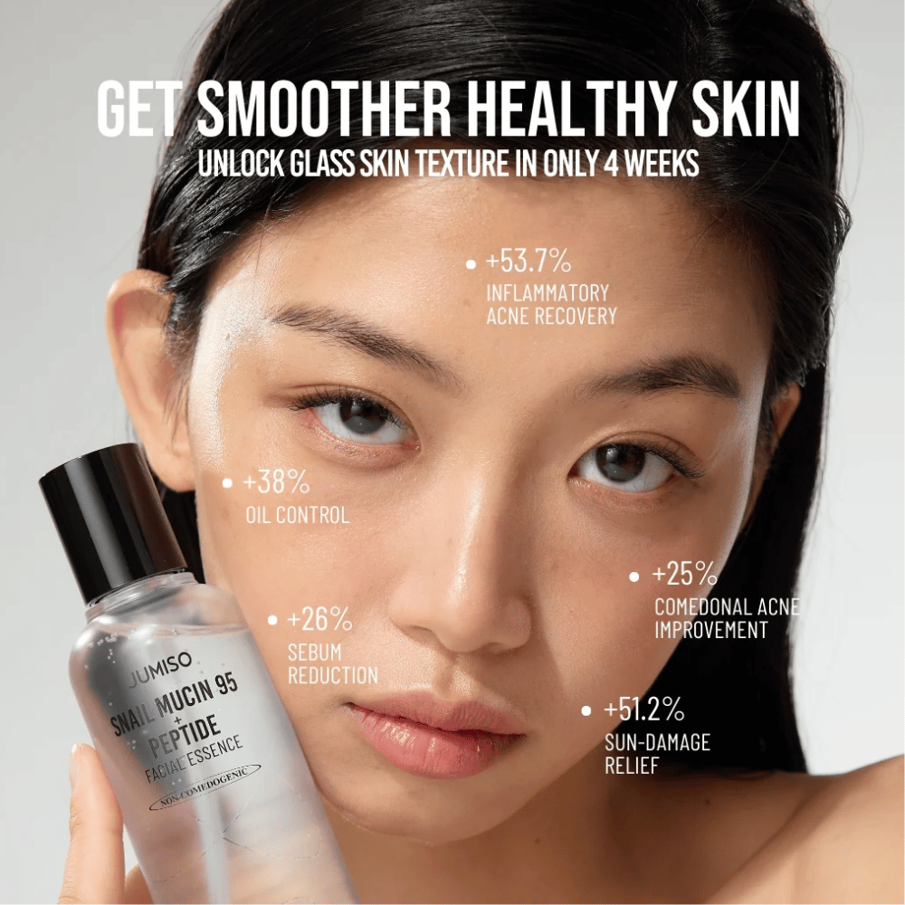 Mulher com tom de pele uniforme segurando Jumiso Snail Mucin 95 + Peptide Facial Essence. O texto mostra melhorias como redução da acne, menos oleosidade e aumento da recuperação da pele.
