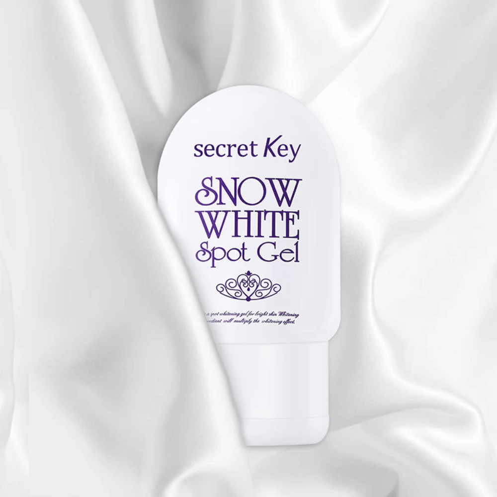 Secret Key Snow White Spot Gel colocada sobre um fundo de tecido semelhante a seda branca.