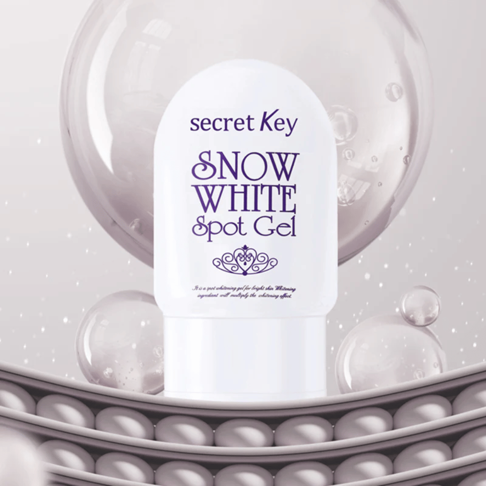 Secret Key Snow White Spot Gel em embalagem branca contra um fundo com bolhas e detalhes semelhantes a pérolas.