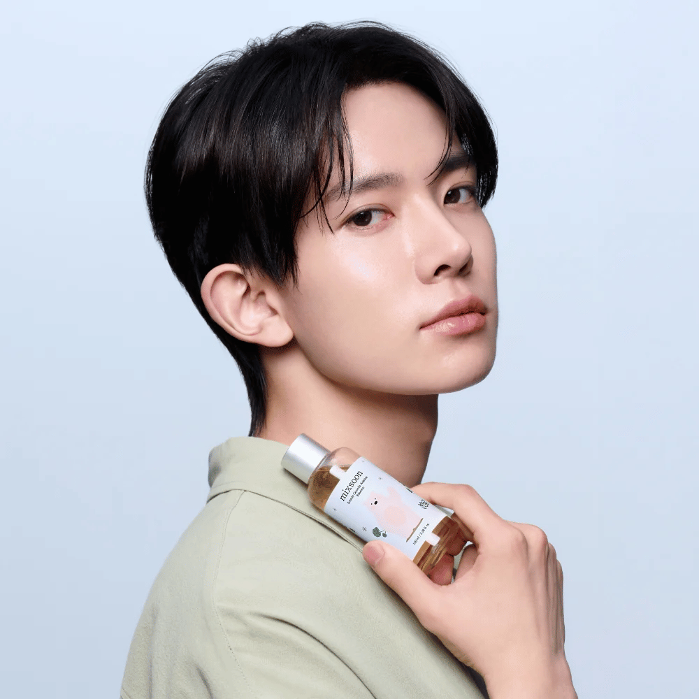 Modelo segurando Mixsoon Soondy Centella Asiatica Essence na mão, exibindo o produto para pele sensível.