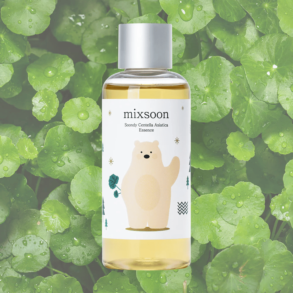 Mixsoon Soondy Centella Asiatica Essence garrafa com ilustração de urso, sobre fundo de folhas verdes de centella.