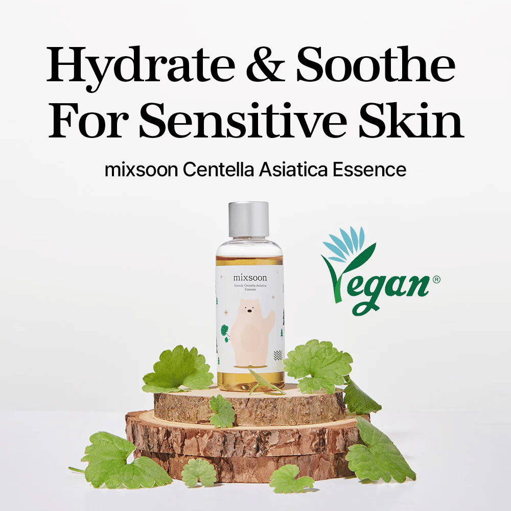 Mixsoon Centella Asiatica Essence com marcação vegana, garrafa colocada em placa de madeira com folhas verdes, texto “Hydrate & Soothe For Sensitive Skin”.
