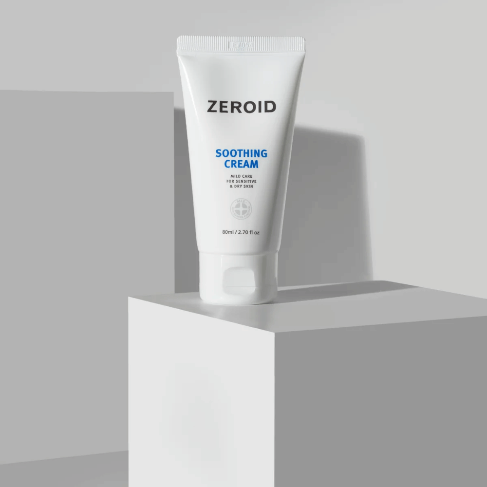 ZEROID Soothing Cream 80 ml em pedestal para hidratação diária da pele seca e sensível