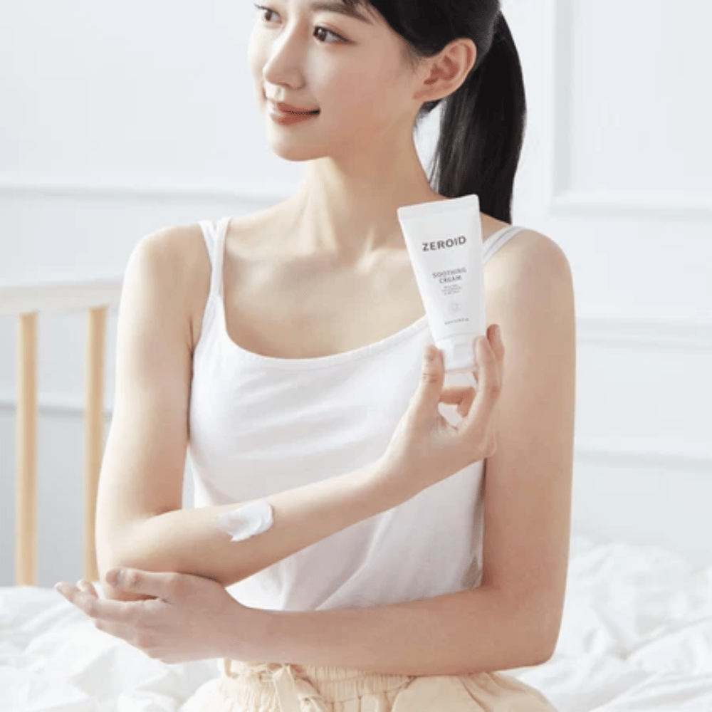Pessoa aplica ZEROID Soothing Cream no braço para acalmar a pele seca e sensível