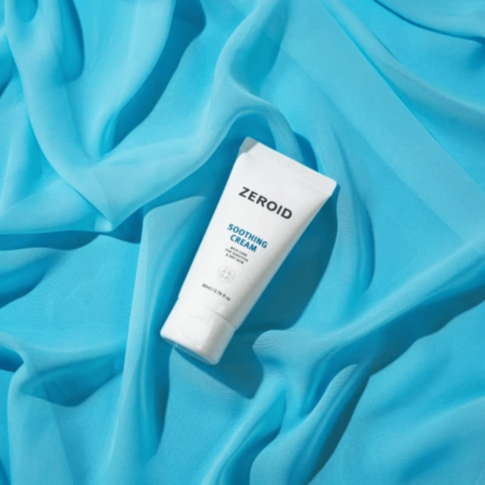 ZEROID Soothing Cream sobre fundo azul que reforça a barreira da pele e hidrata a pele sensível