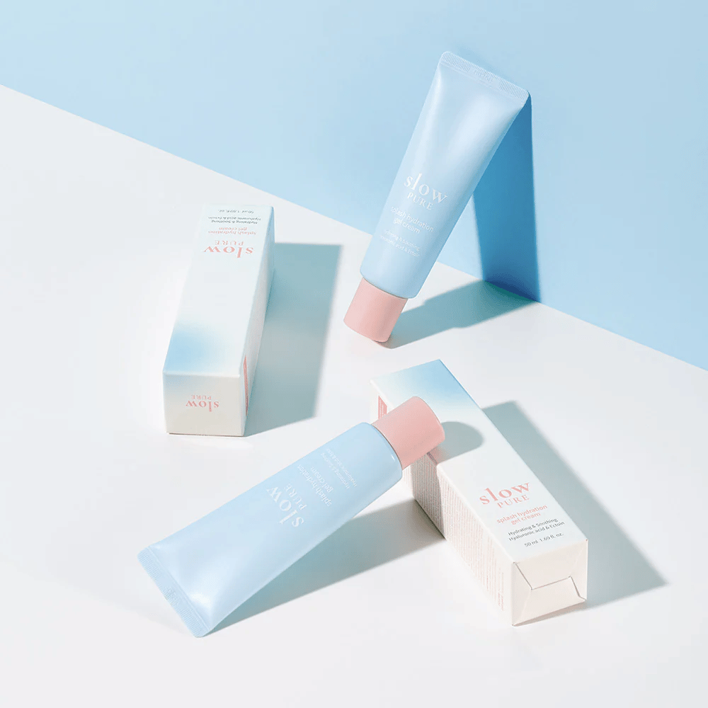 Vários tubos de Slow Pure Splash Hydration Gel Cream com embalagem em tons de azul claro e branco.