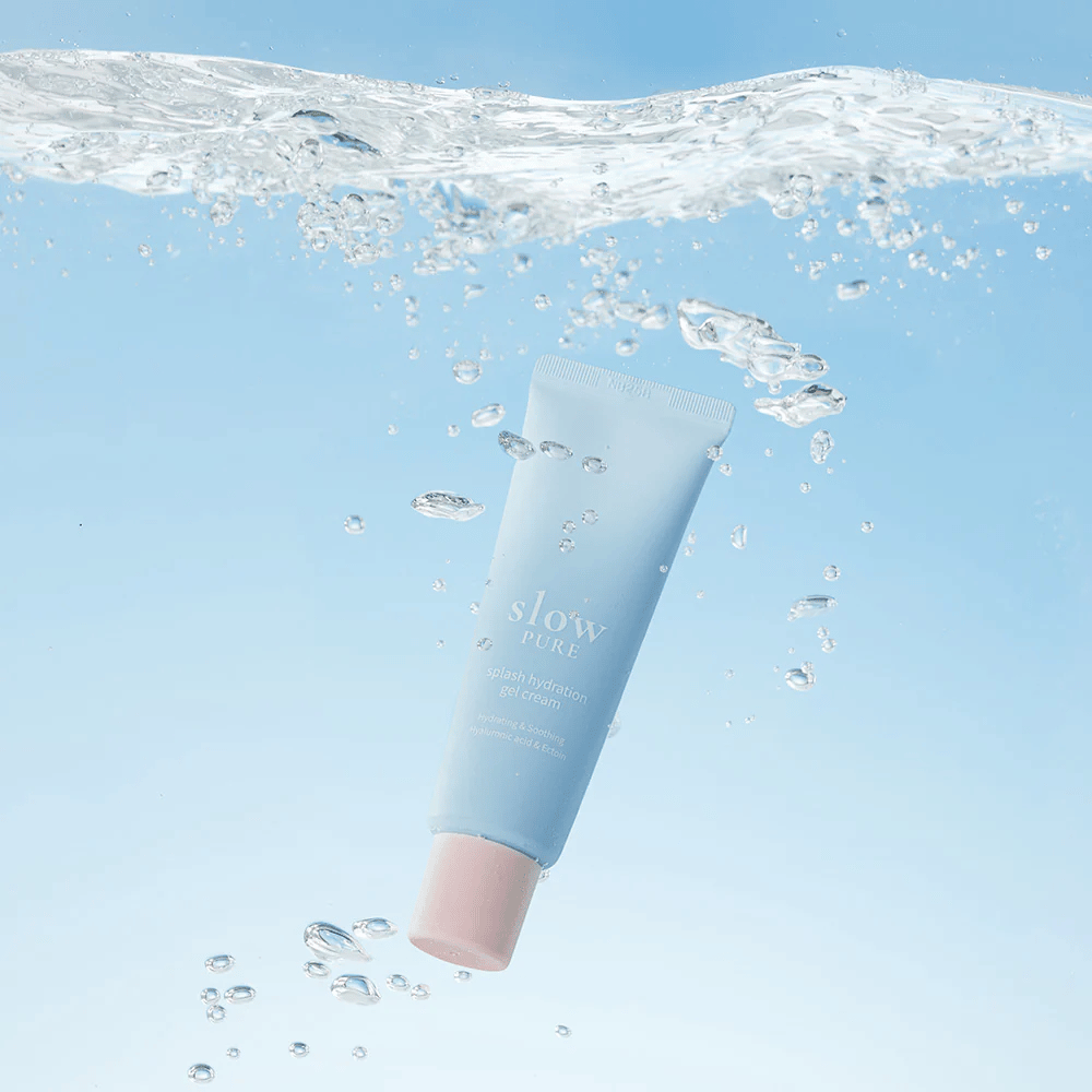 Slow Pure Splash Hydration Gel Cream retratado debaixo d'água, simboliza hidratação intensa.