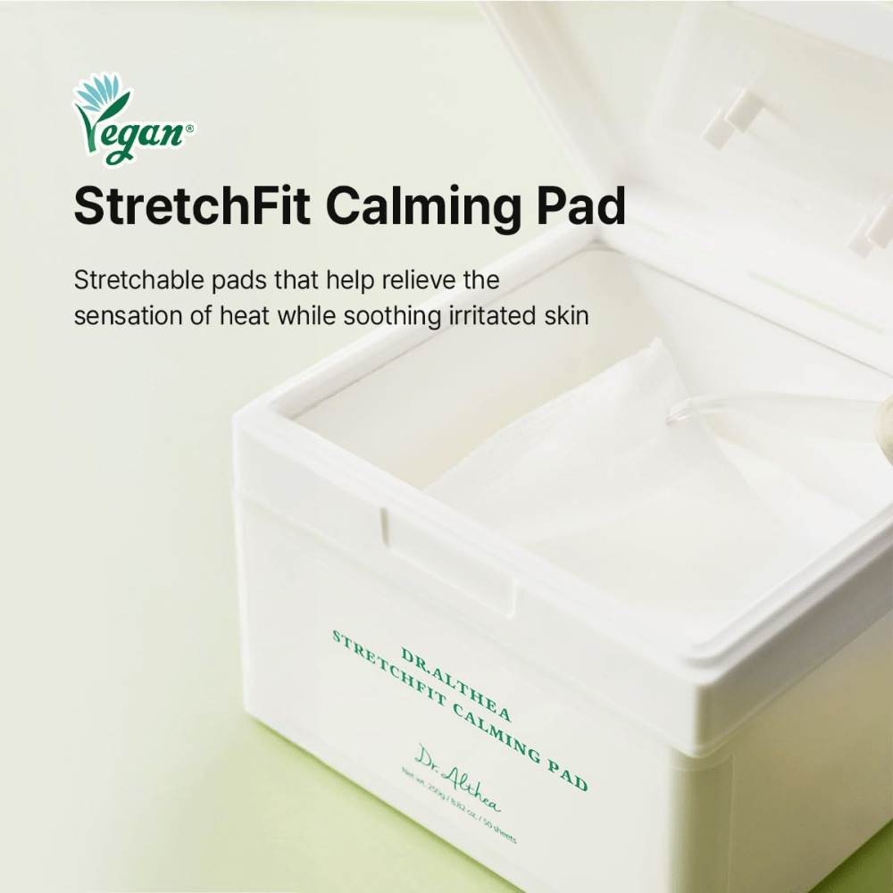 Imagem – lifestyle / embalagem aberta (intenção de compra)
Dr. Althea Stretchfit Calming Pad na embalagem com discos hidratantes que acalmam e cuidam da pele sensível.