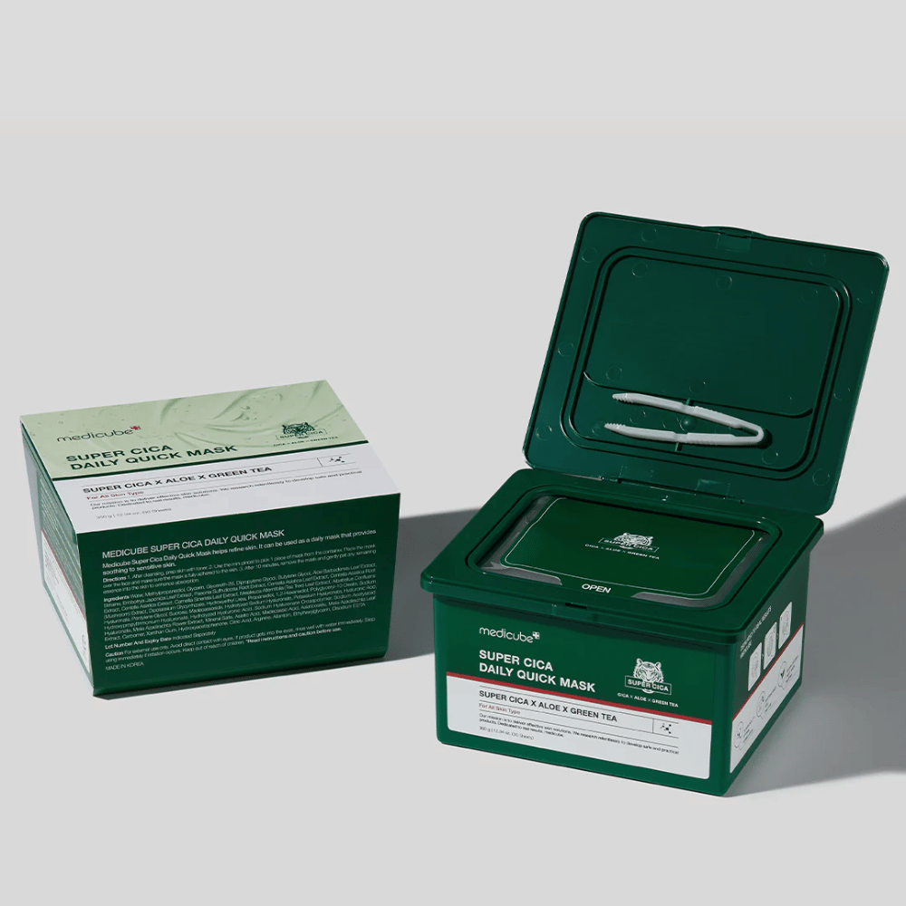Duas embalagens de medicube Super Cica Daily Quick Mask – uma caixa fechada e um pote de plástico verde aberto com pinça na tampa. As máscaras contêm Cica, aloe e chá verde para cuidado diário e efeito calmante.