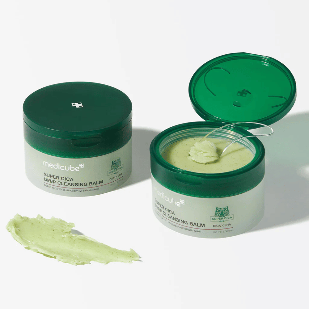 Medicube Super Cica Deep Cleansing Balm é um bálsamo de limpeza profunda ideal para peles sensíveis. Contém Super Cica e LHA, que removem eficazmente maquiagem, sujeira e impurezas enquanto acalmam e cuidam da pele.