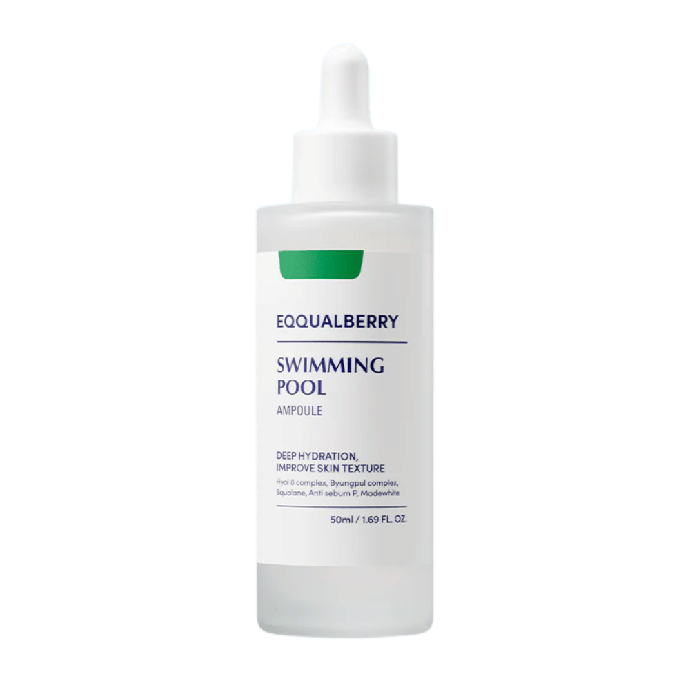 Frasco com Eqqualberry Swimming Pool Ampoule, uma ampola hidratante que melhora a textura da pele, em frente a um fundo branco.