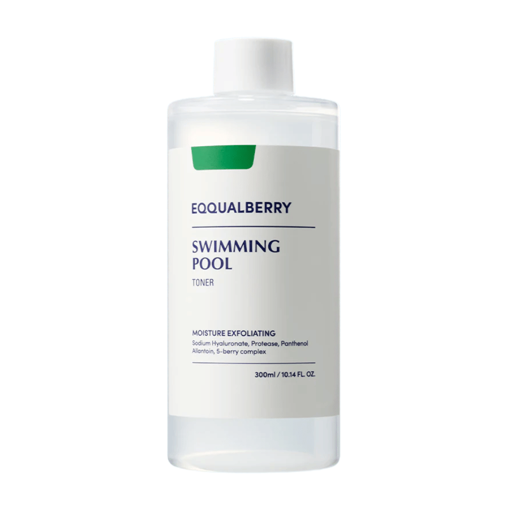 Equalberry Swimming Pool Toner em uma garrafa minimalista e transparente com rótulo branco. Fórmula hidratante e esfoliante para uma pele fresca e equilibrada.