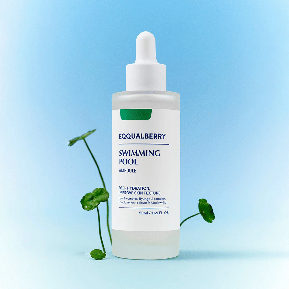 Frasco com Eqqualberry Swimming Pool Ampoule, um produto de cuidados com a pele para hidratação profunda e melhoria da estrutura da pele, colocado em um fundo azul claro com algumas plantas verdes em primeiro plano.