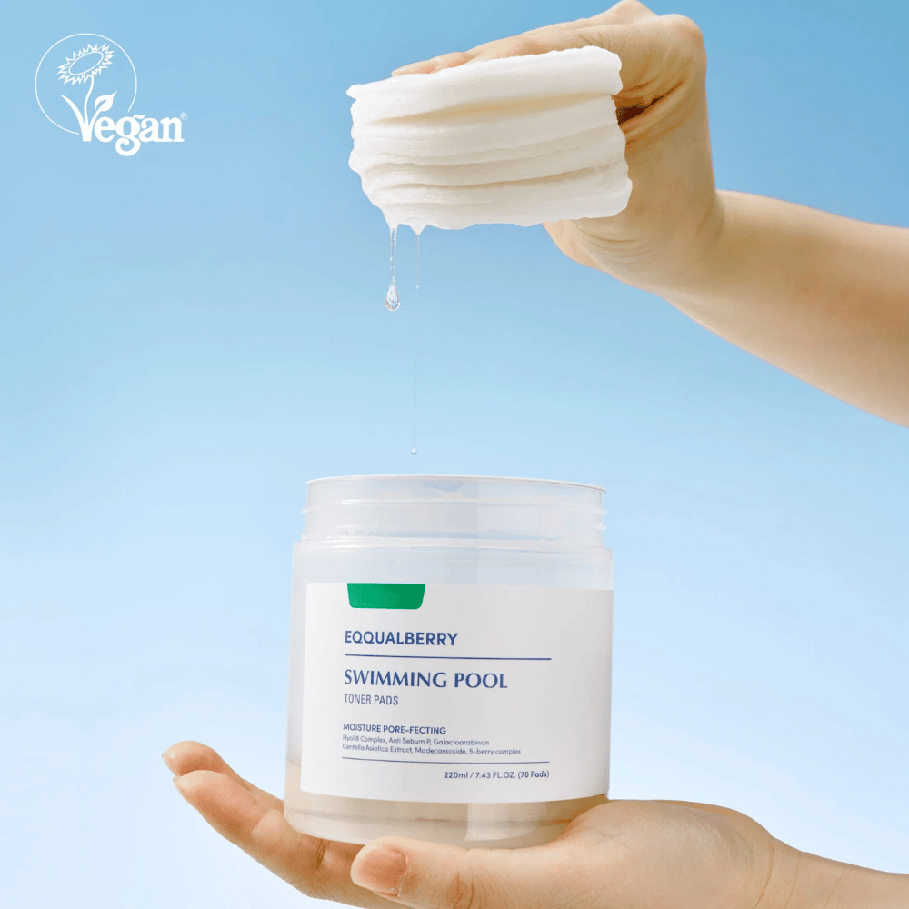 Equalberry Swimming Pool Toner Pads são discos veganos e hidratantes com um conteúdo rico em sérum gotejante – perfeito para refrescar e acalmar a pele.