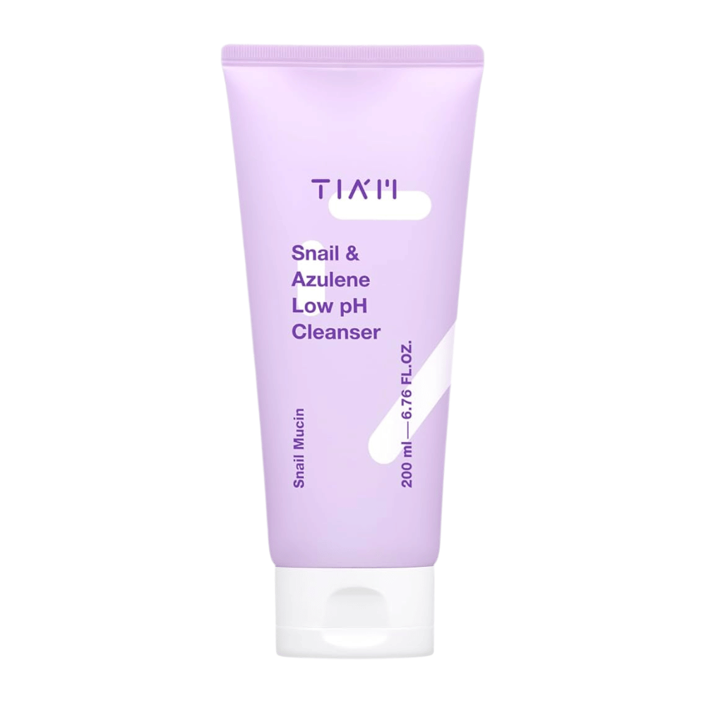 TIA'M Snail & Azulene Low pH Cleanser em tubo roxo sobre fundo branco, 200 ml, um limpador facial suave com secreção de caracol e azuleno para pele sensível.