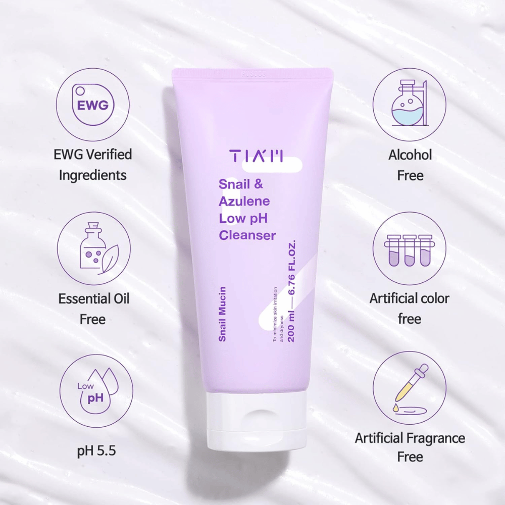 TIA'M Snail & Azulene Low pH Cleanser exibido com símbolos para ingredientes verificados pela EWG, baixo nível de pH, além de ser livre de álcool, perfume, corantes e óleos essenciais.
