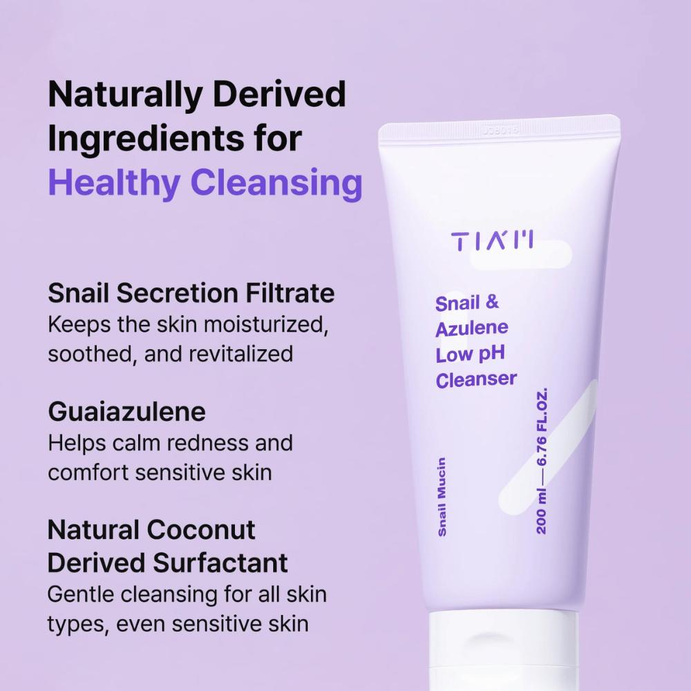 TIA'M Snail & Azulene Low pH Cleanser mostra ingredientes-chave como secreção de caracol, guaiazuleno e tensoativo à base de coco – substâncias de origem natural que hidratam, acalmam e limpam a pele suavemente.