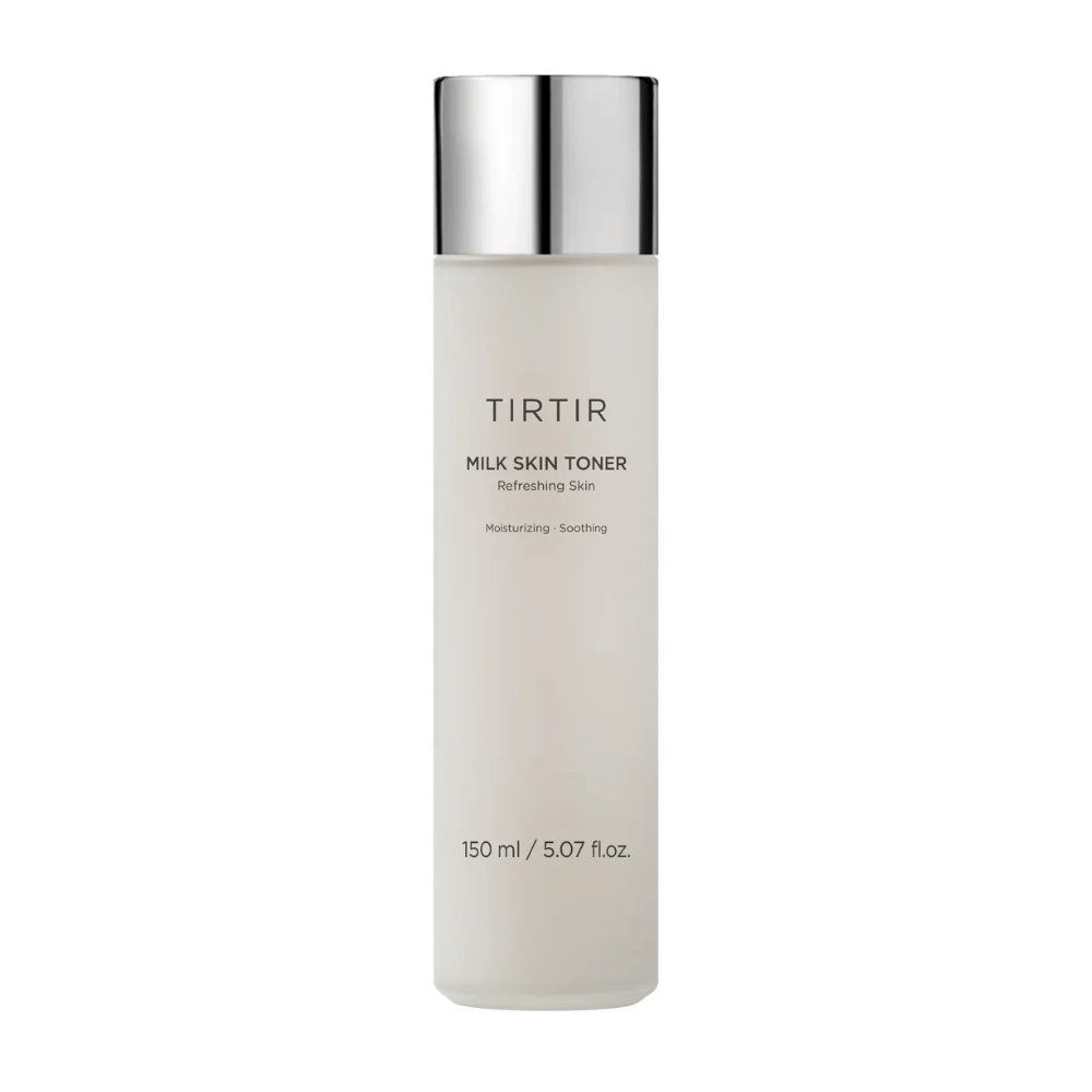 Imagem do produto de "TIRTIR MILK SKIN TONER", um tônico facial que promete efeitos refrescantes e calmantes. O conteúdo é de 150 ml.