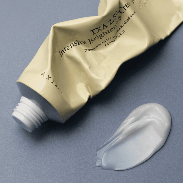 Imagem do produto com a bisnaga e uma pequena porção de creme ao lado para mostrar a textura suave e cremosa e a fórmula hidratante. O foco está no glow e na aplicação uniforme.