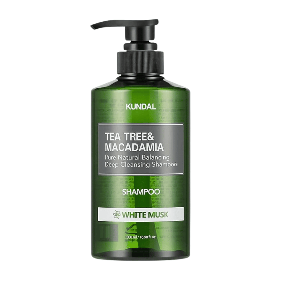 Imagem de produto recortada e elegante de KUNDAL Tea Tree & Macadamia Deep Cleansing Shampoo White Musk com frasco verde transparente e design com bomba doseadora.