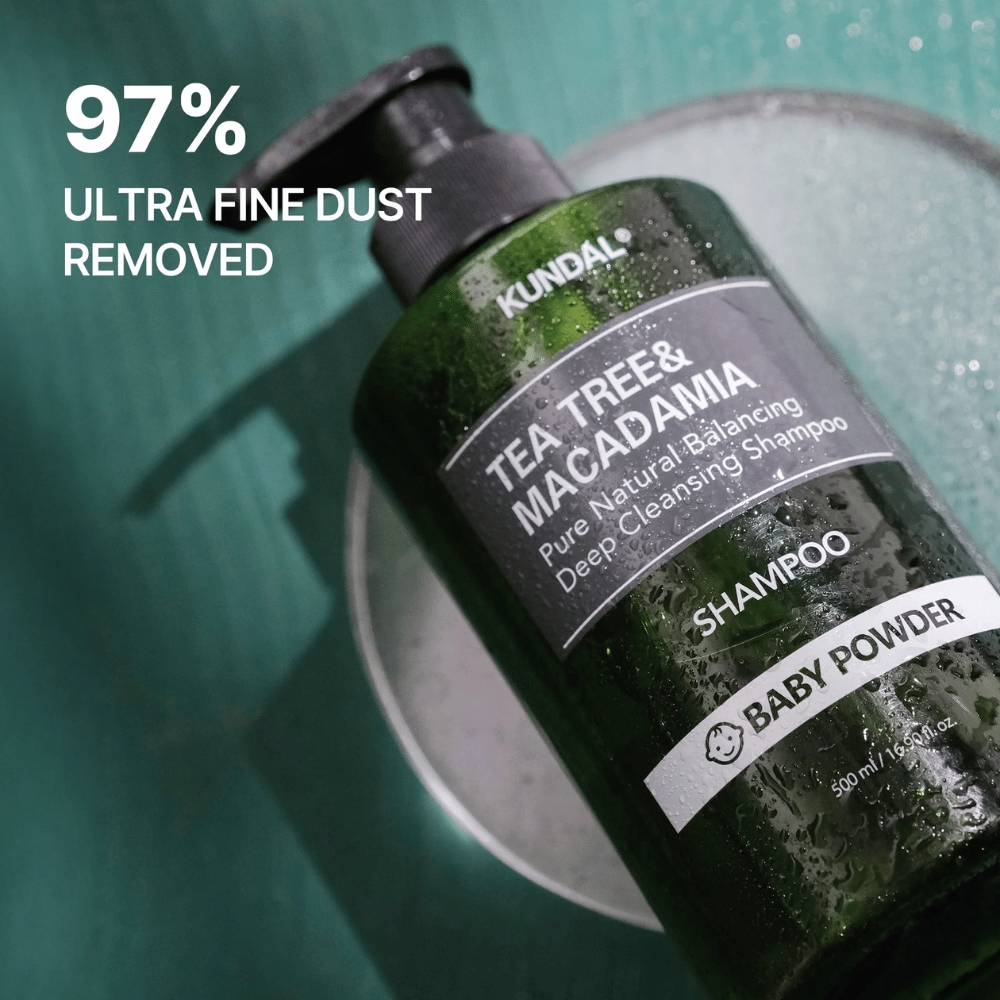 Grande plano de KUNDAL Tea Tree & Macadamia Shampoo com foco nas propriedades de limpeza profunda e no facto de o produto ajudar a remover partículas ultrafinas e sujidade.