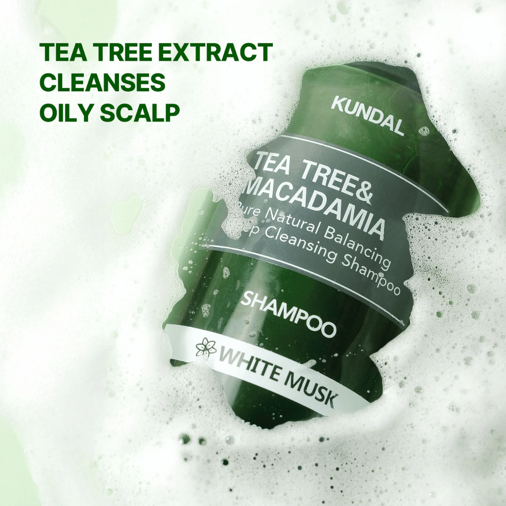 Imagem do produto com espuma e texto que destaca o efeito de limpeza do extrato de tea tree para couro cabeludo oleoso e cuidados equilibrados do couro cabeludo.