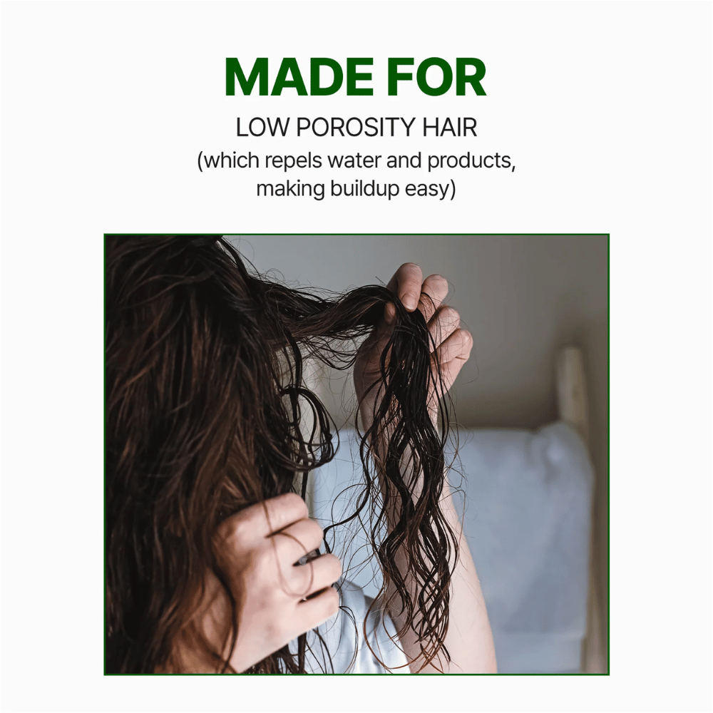 Imagem informativa de que o champô é adequado para cabelo com baixa porosidade e ajuda a reduzir resíduos de produto e acumulação no cabelo e no couro cabeludo.