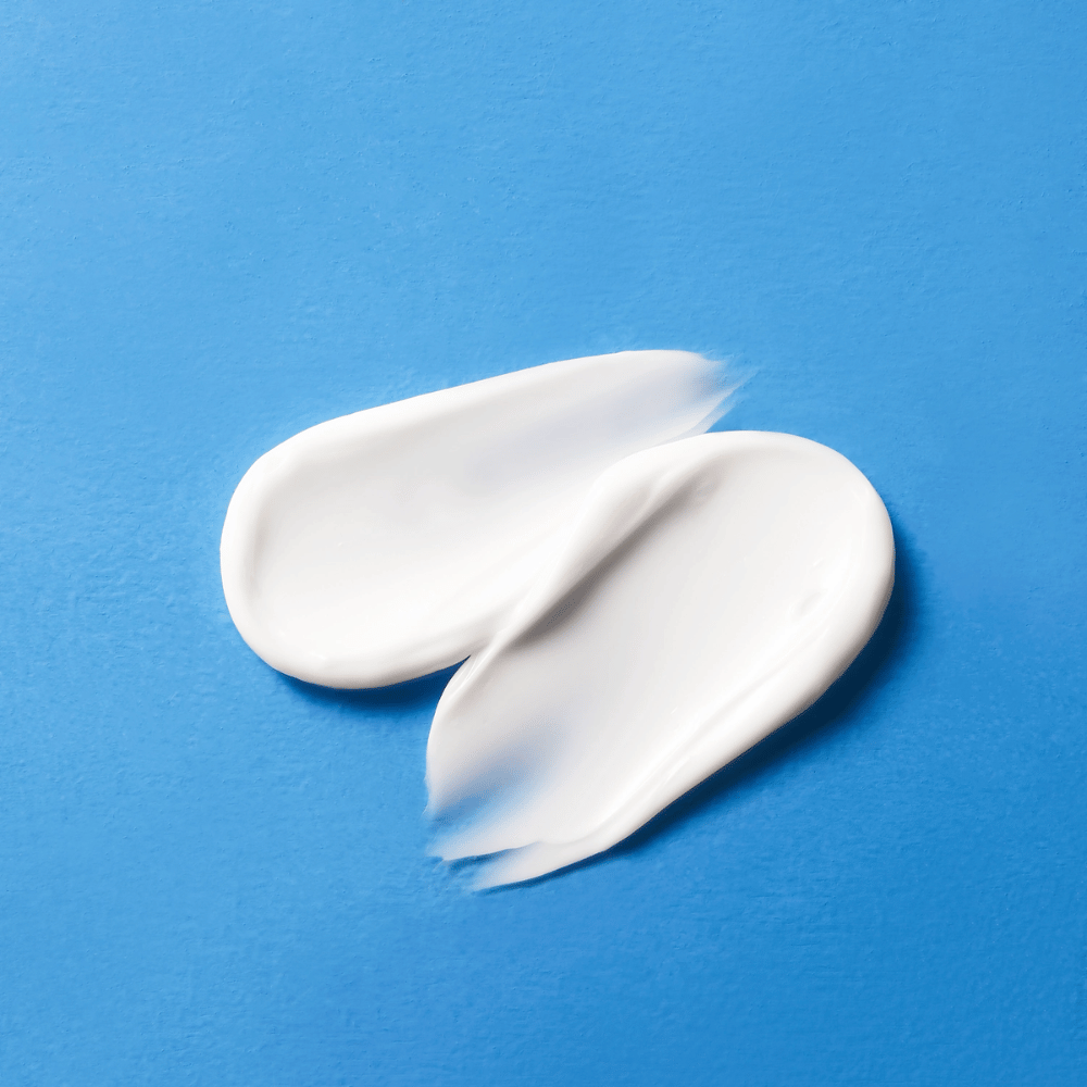 Close-up de COSRX The Ceramide Skin Barrier Moisturizer textura – creme de ceramida que hidrata profundamente e melhora a barreira protetora da pele.
