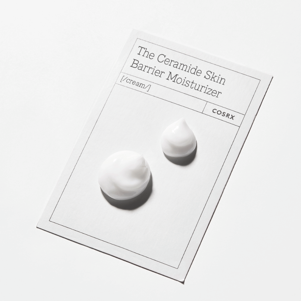 Textura de creme de COSRX The Ceramide Skin Barrier Moisturizer – creme facial emoliente que fortalece a barreira da pele e previne a perda de umidade.