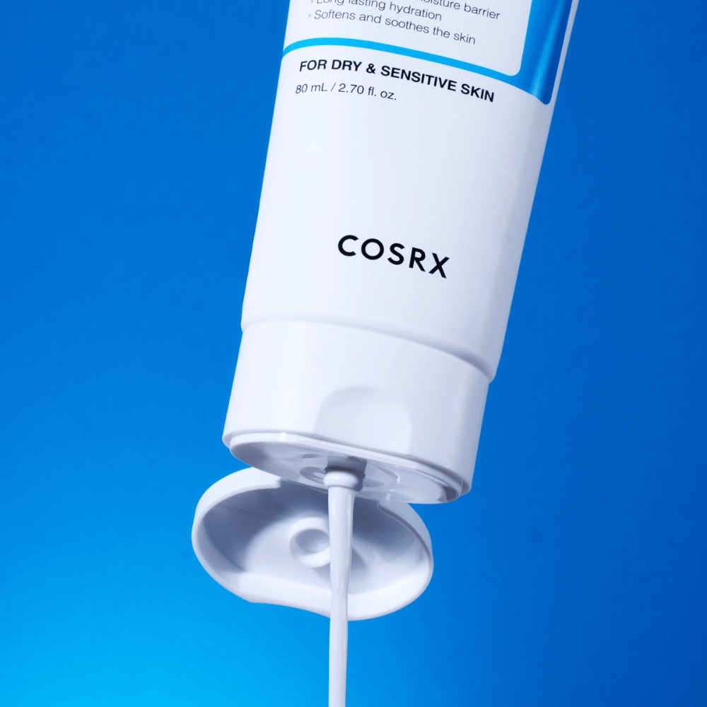COSRX The Ceramide Skin Barrier Moisturizer com textura de creme – creme facial fortalecedor de barreira que proporciona hidratação duradoura e acalma a pele sensível.