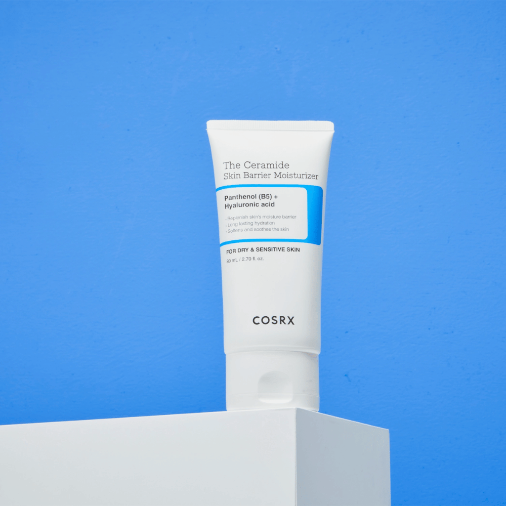 COSRX The Ceramide Skin Barrier Moisturizer em pedestal – creme facial hidratante com ceramidas, pantenol e ácido hialurônico para pele seca e sensível.