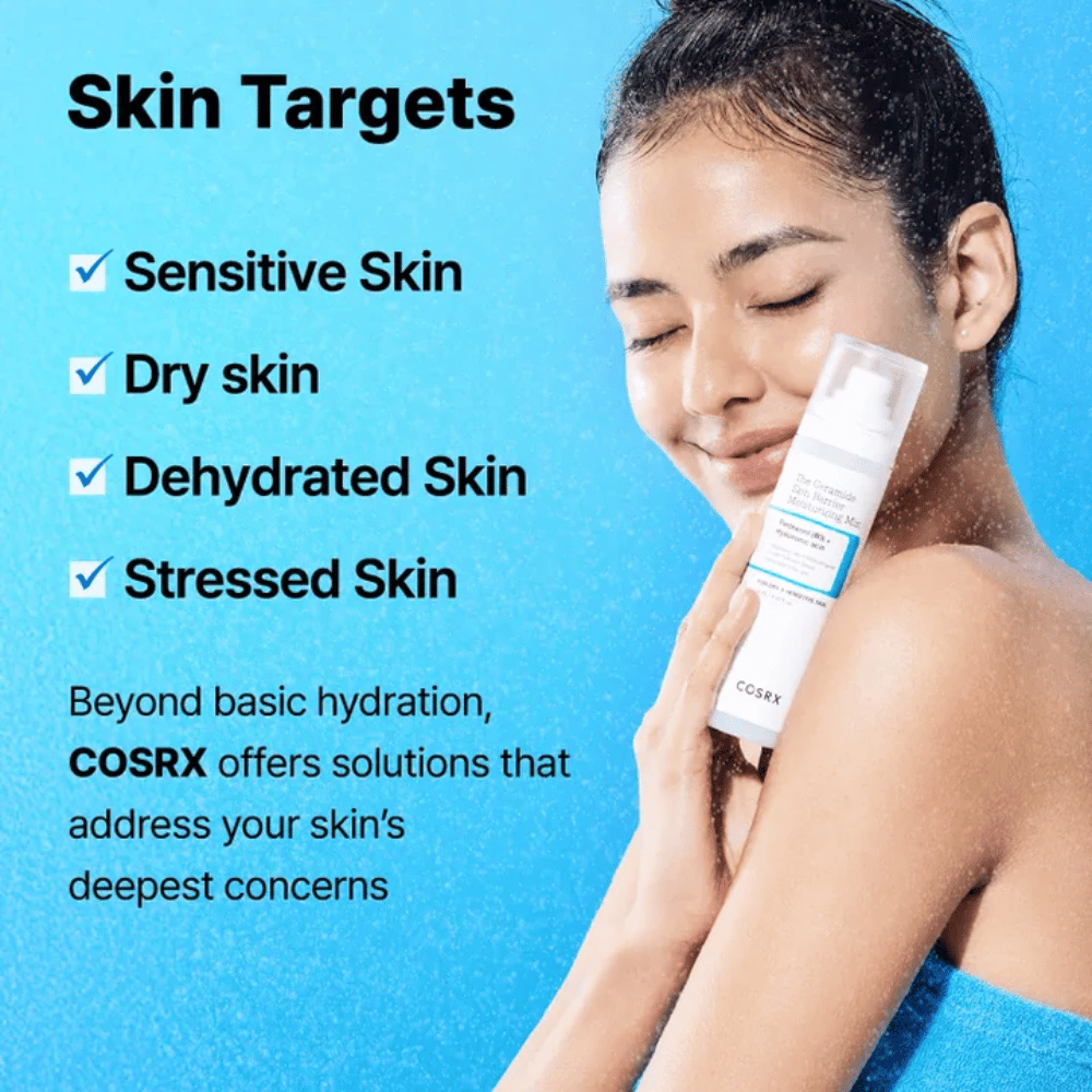 Mulher segurando COSRX Ceramide Skin Barrier Mist – perfeito para pele sensível, seca e estressada que precisa de hidratação extra.