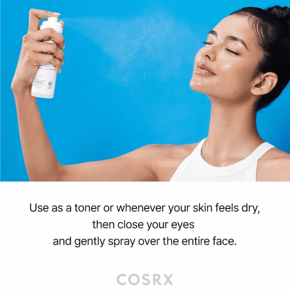 Mulher borrifa COSRX Ceramide Skin Barrier Mist no rosto para uma hidratação rápida e sensação de frescor.