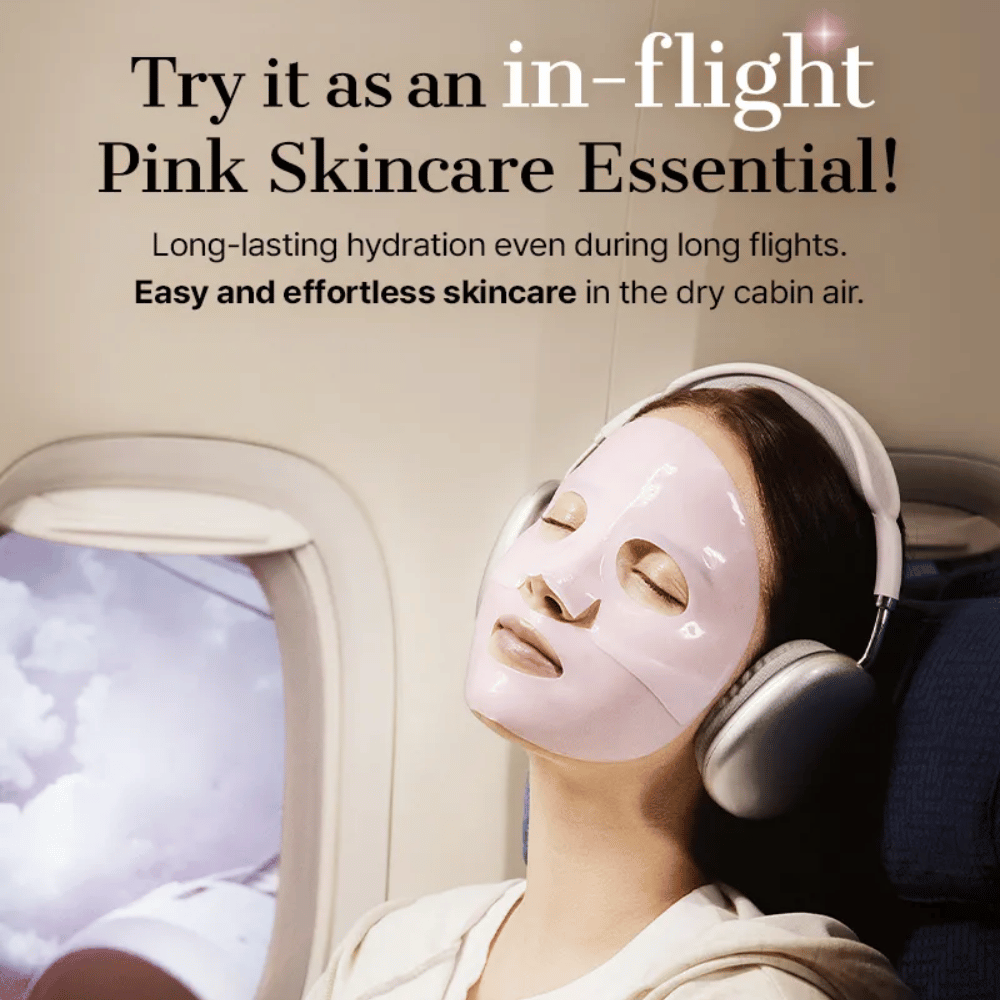 Mulher com máscara de hidrogel rosa da COSRX em um avião – máscara facial hidratante perfeita para longas viagens aéreas.