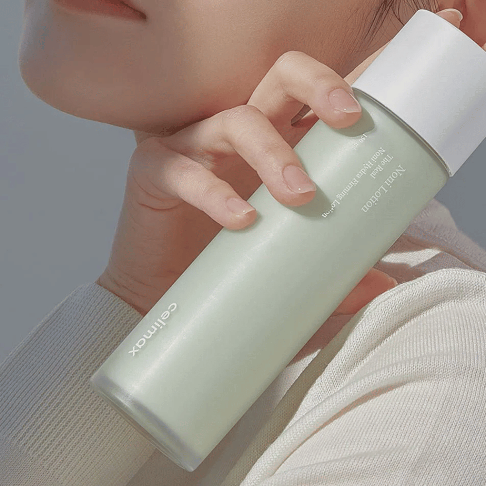 Celimax The Real Noni Hydra Firming Lotion é uma loção eficaz que firma a pele e proporciona hidratação profunda. Enriquecida com extrato de Noni e ingredientes nutritivos, melhora a elasticidade da pele e oferece uma pele fresca e radiante. Perfeita para uso diário para uma pele macia e hidratada!